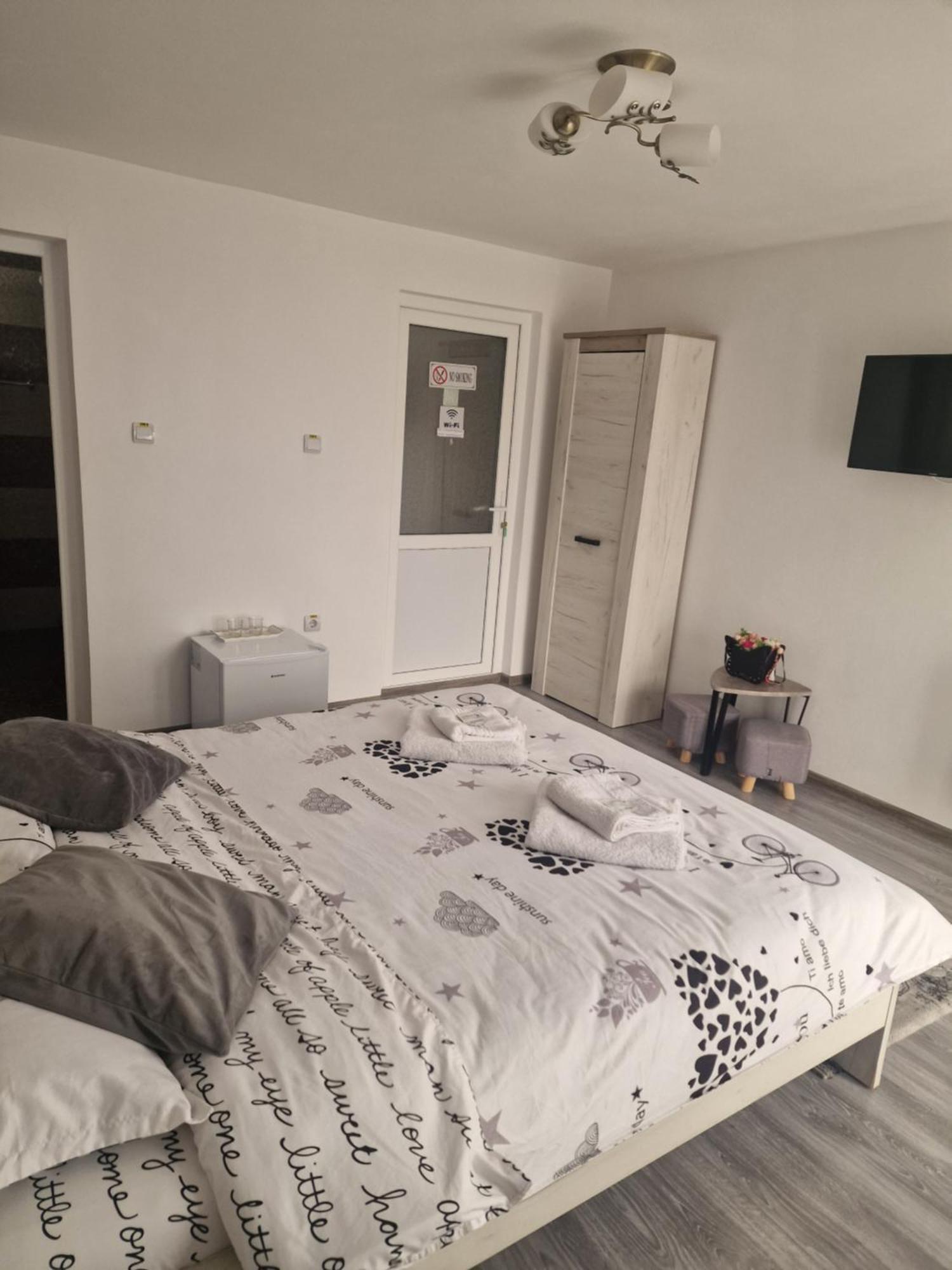 Casa dintre munti Hotel Novaci Străini Cameră foto