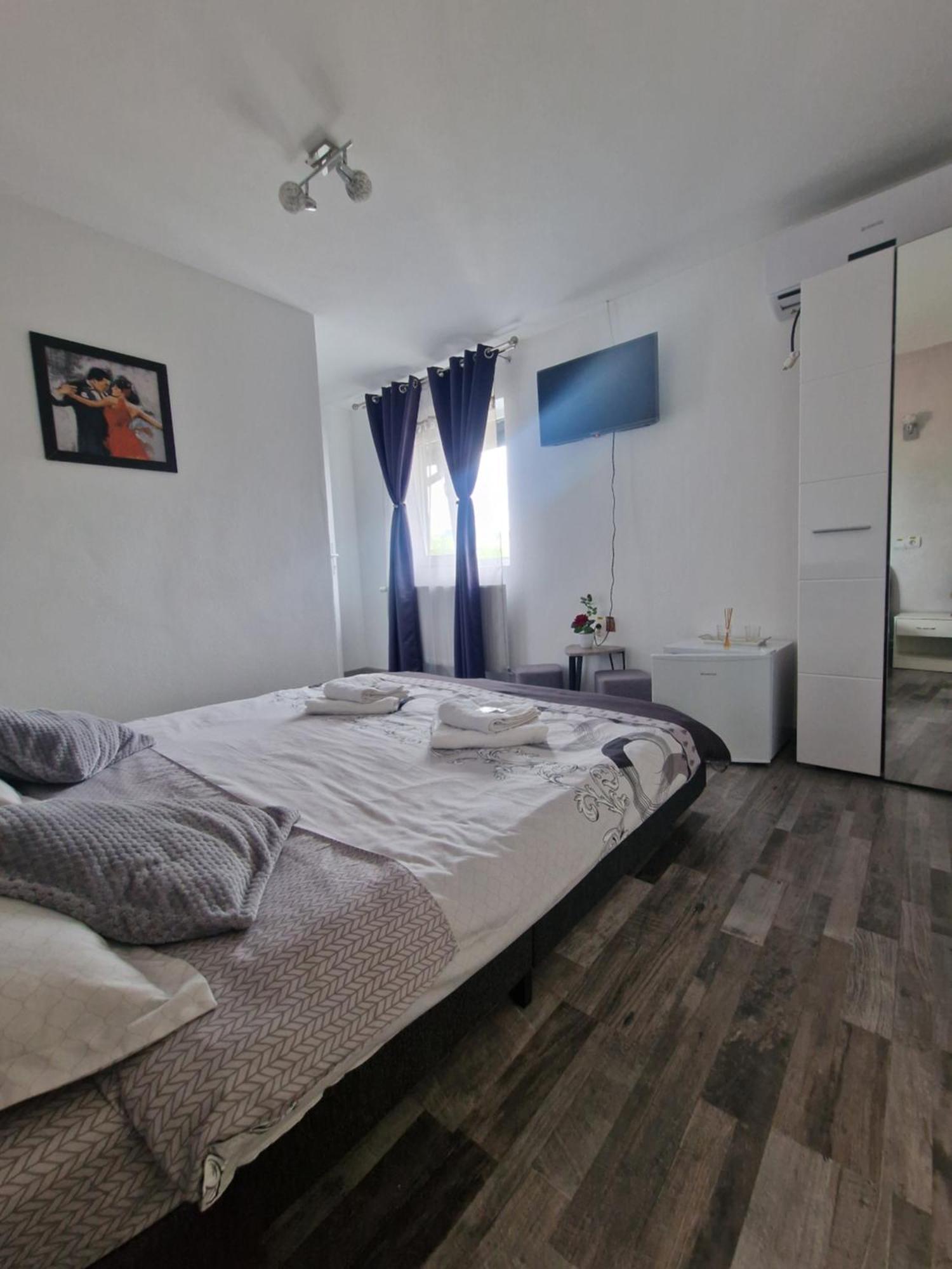 Casa dintre munti Hotel Novaci Străini Cameră foto