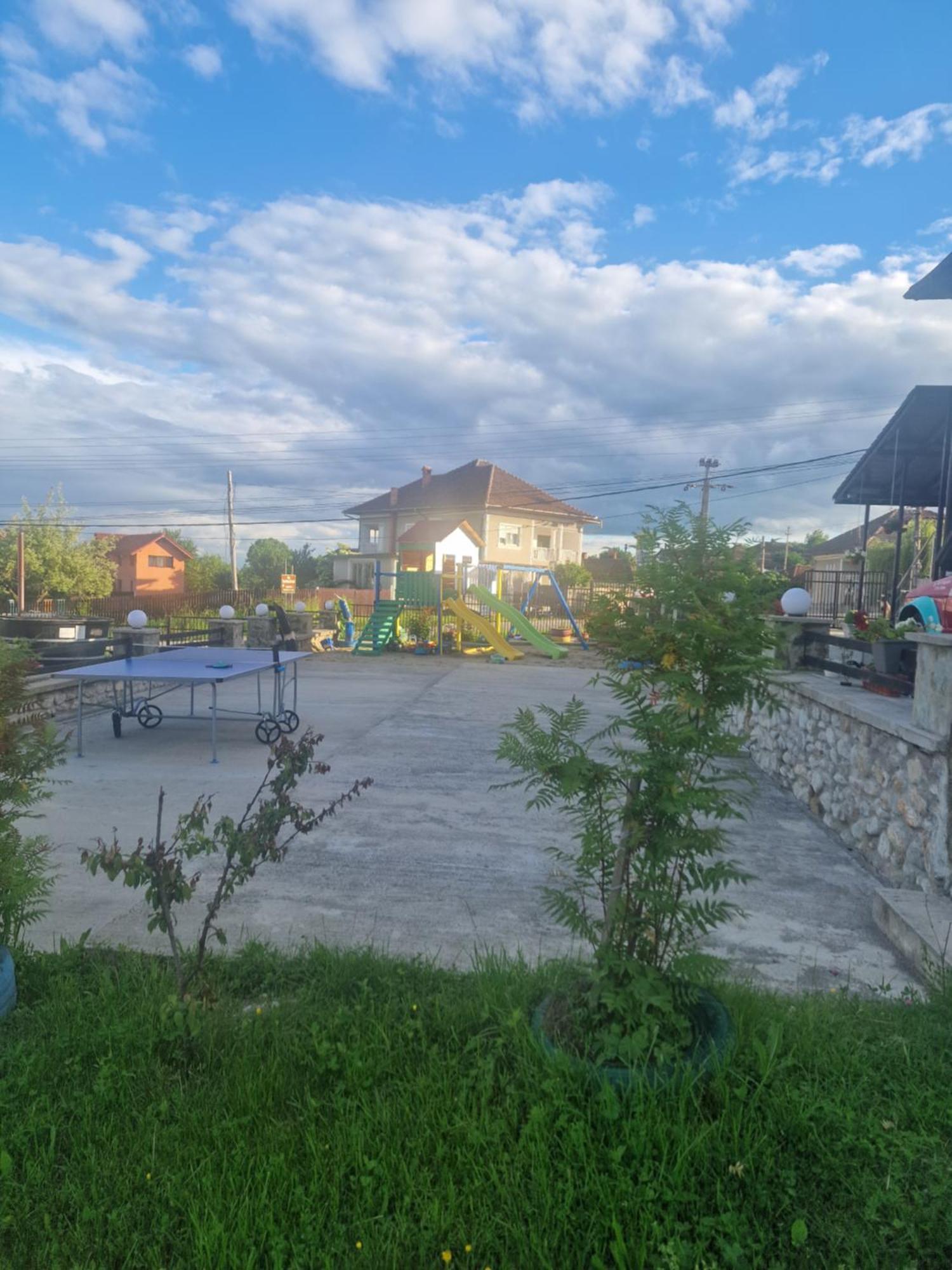 Casa dintre munti Hotel Novaci Străini Exterior foto