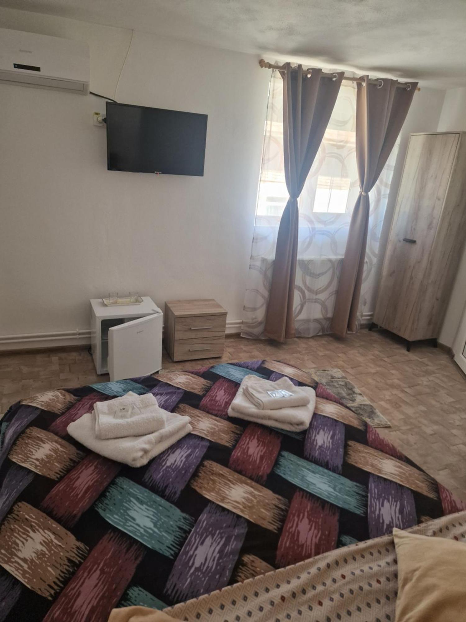 Casa dintre munti Hotel Novaci Străini Cameră foto
