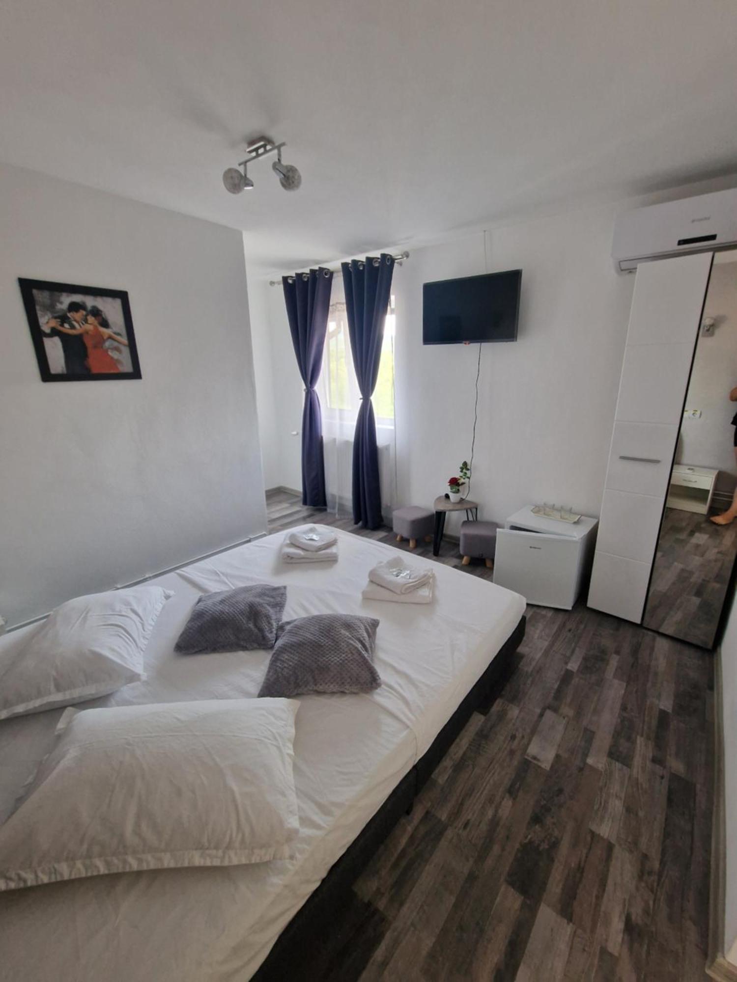 Casa dintre munti Hotel Novaci Străini Cameră foto