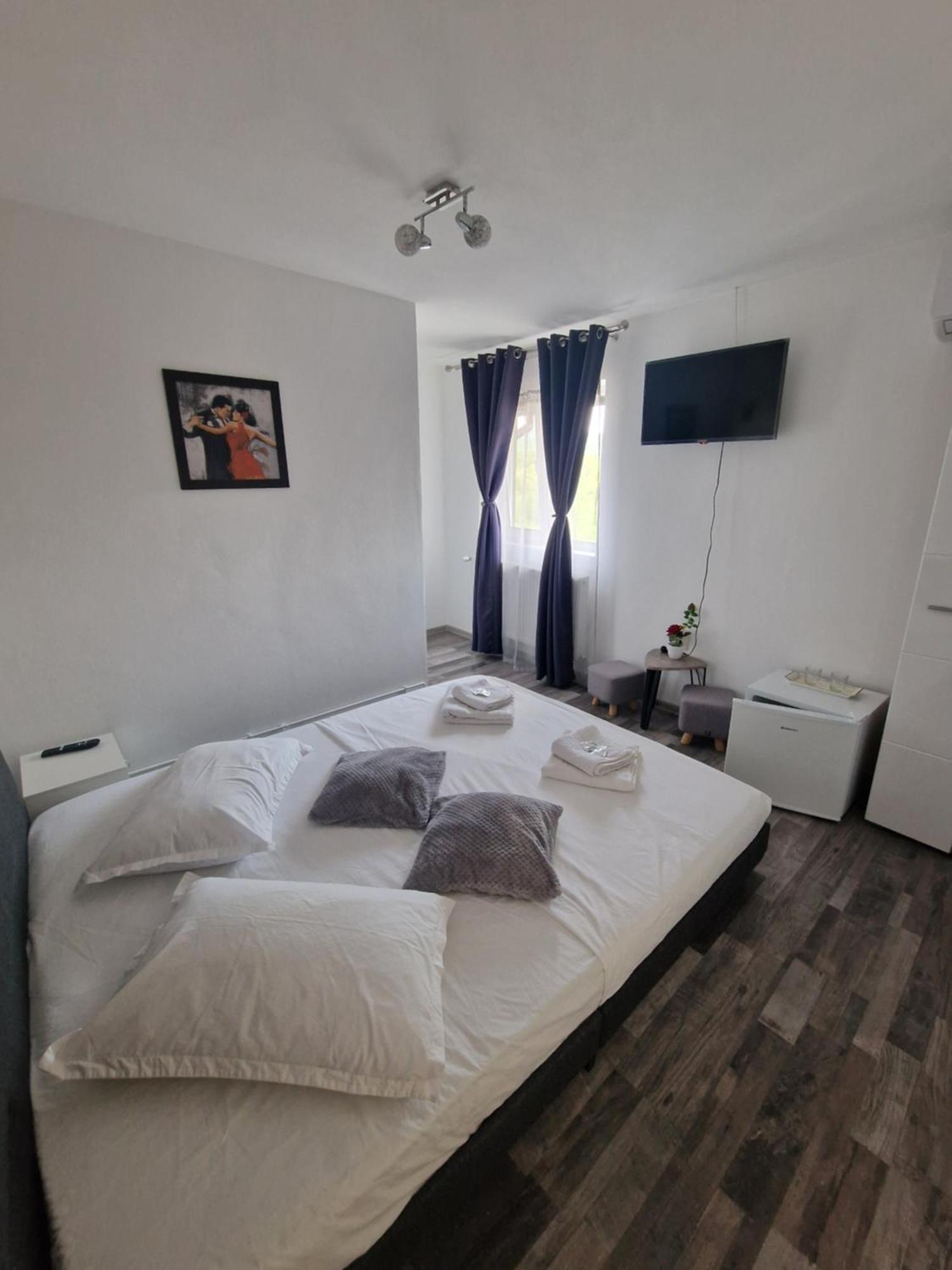 Casa dintre munti Hotel Novaci Străini Cameră foto